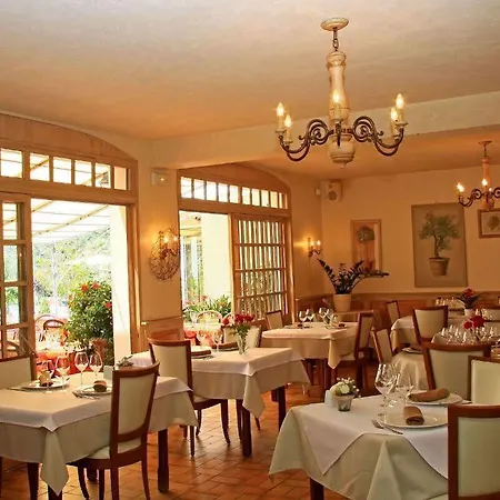 Logis Restaurant Le Chene 3* Rocher