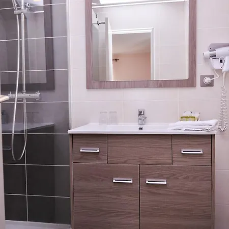 Logis Restaurant Le Chene Rocher