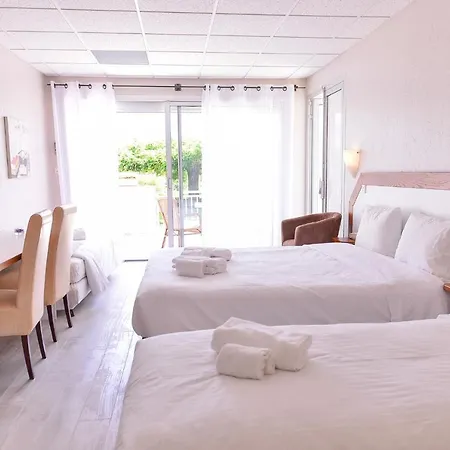 Hotel Logis Restaurant Le Chene Rocher