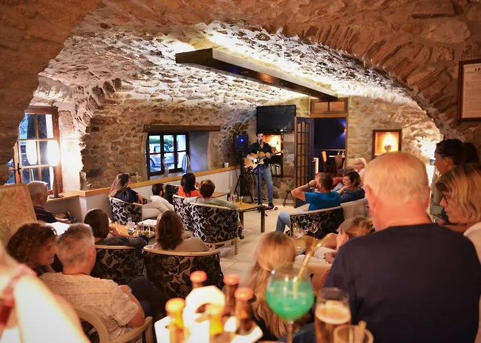 Hotel Logis Restaurant Le Chene Rocher