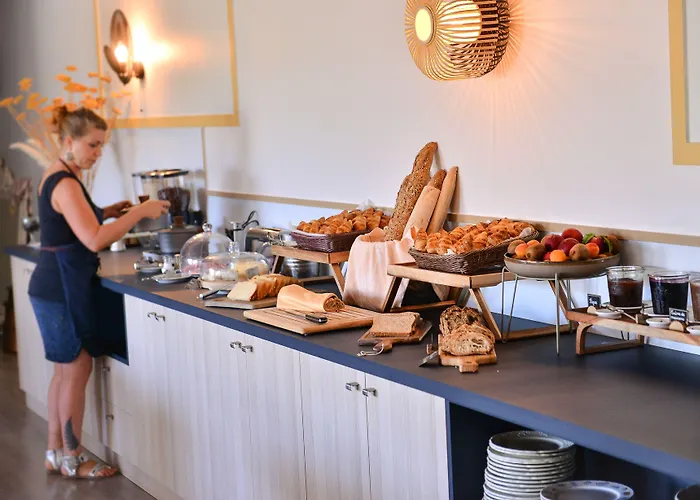 Hotel Logis Restaurant Le Chene Rocher
