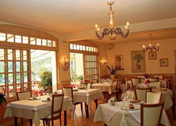 Logis Restaurant Le Chene 3* Rocher
